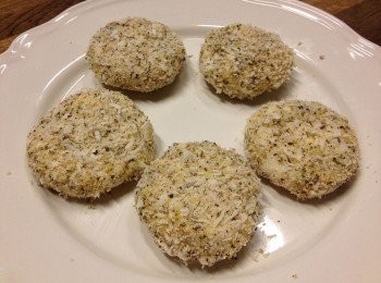 step4: 麵粉→蛋液→麵包粉依續包裹，下鍋油炸4.5分鐘，大約<span class="group_2">麵衣</span>金黃酥脆就好了。