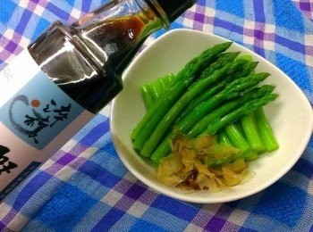 step2: 裝盤放少許的柴魚加入適量的淬釀鰹魚露~甘甜的鰹魚露清爽無負擔一點也不鹹~原味呈現~