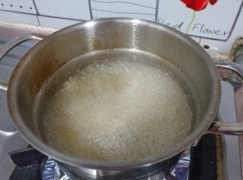 step3: 燒滾油， 慢火將雞軟骨炸熟， 再轉中大火迫出多餘油份