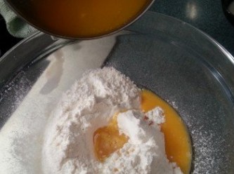 step3: 將雞蛋加入已過篩的麵粉內,再加入牛油
