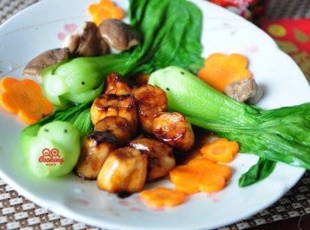 step6: 再將素干貝及醬汁倒入盤中完成囉!