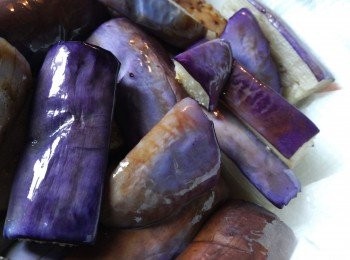 step2: 取小鍋，下適量油(份量可油炸即可)，小火燒熱油，切茄子，迅速放油鍋中走一走 (重點是茄子皮啊)