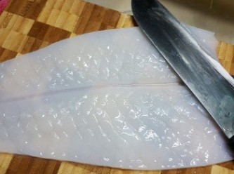 step1: 鮮魷去衣洗淨後，用刀鈄切格仔花紋（輕手切不要切斷鮮魷的肉）