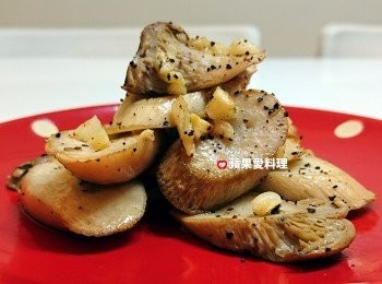 step4: 起鍋後，再灑上一些馬告，香氣更豐厚。