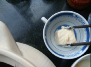step6: 將發酵好的豆腐在白酒裡過一下下。