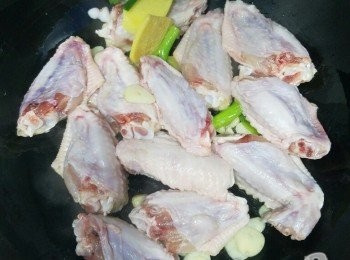 step2: 落雞亦爆香，煎兩面至金黃色，灒酒。