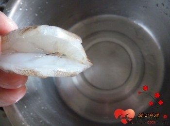 step2: 背部剖開,去泥腸