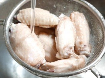 step2: 以凍水沖洗<a href="https://bit.ly/3zHU5V3" target="_blank" data-keyword="雞翼" class="guide-link"><strong>雞翼</strong></a> <span style="display:inline-block;vertical-align:middle;margin-top:-3px;color:initial;border-radius:3px;padding:2px 3px;font-size:12px;line-height:14px;background:#87d300;color:#fff;">即買</span> 表面的雜質。