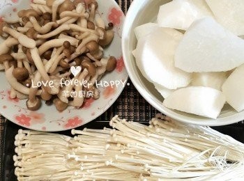 step1: 白蘿蔔洗乾及切塊, 本菇和金菇洗乾及瀝乾水份