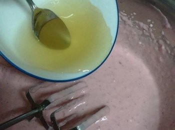 step9: 將魚膠溶液倒入士多啤梨芝士糊中，用打了淡忌廉的電動打蛋器打均匀。