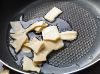 step4: 將起司片撕成碎片狀放入鍋中，以少許的油加熱