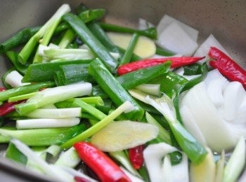 step7: 備熱油加入少許香油，將爆香<span class="group_1">食材</span>全下鍋爆香翻炒