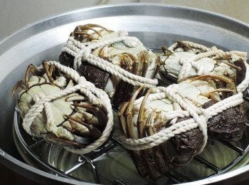 step2: 我是用深盤子上架網子，再擺上大閘蟹，記得要讓他翻肚喔!!!