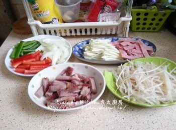 step1: 叉燒切條 , 火腿切細片 , 紅椒 , 青椒去籽切條 , 洋蔥去衣切條 , 銀芽放入加入油及鹽的水中 , 灼3分鐘瀝乾水份盛起