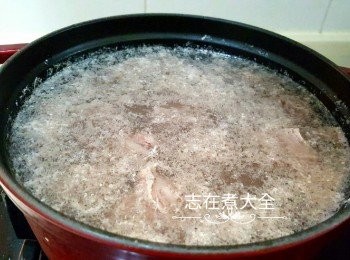 step2: 凍水下牛肋條，開中火至水滾前關火，跑活水有效使血水及雜質迫出