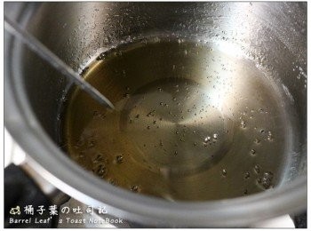 step3: 2.煮糖漿：將糖與清水放入鍋中，煮至115°C
3.將煮好的糖漿以線狀般慢慢倒入溼性發泡的蛋白霜，邊以電動打蛋器高速攪打
  打至拿起時，蛋白霜有光澤、尾巴挺立狀態