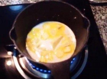 step1: 奶油和牛奶小火加熱到奶油溶化，鍋邊冒小泡泡，離火後緩緩倒入攪散的蛋黃液中，邊倒邊攪，