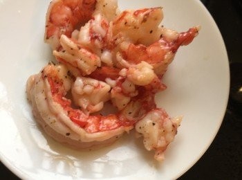 step9: 用橄欖油先炒蒜頭和半隻辣椒，加入蝦肉炒一分鐘至八九成熟，太熟會變得韌。取出備用。