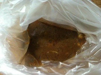 step2: 拿出一個透明塑膠袋，將<span class="group_3"><span class="group_4">醃料</span></span>全部放進去（蒜頭除外）。