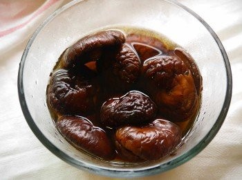 step2: *香菇泡水備用。