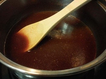 step5: 煮的同時用木匙慢慢攪拌至黑糖溶化, 混合成黑糖薑汁