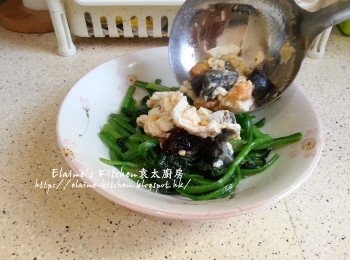 step7: 盛起淋在菠菜上即可