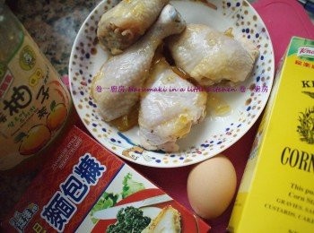 step1: 鷄蛋 1隻
麵粉1碗
麵包糠粉1碗
韓國柚子蜜2湯匙
韓國柚子酒 
鷄膇醃料: 解凍後冲水吸乾水份之後, 用少鹽,少糖, 韓國柚子蜜, 韓國柚子酒醃放雪櫃過夜