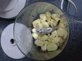 step2: 蒜頭洗淨，拍開去衣，放入攪拌機打碎，