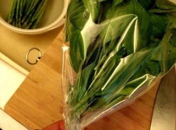 step1: 將買到的金不換摘下葉片，浸洗一下，用廚房紙索乾水份，然後切碎