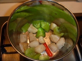 step3: 湯汁收乾到9分時,放入步驟1邊拌邊加熱,煮至收乾盛盤,待涼即可.