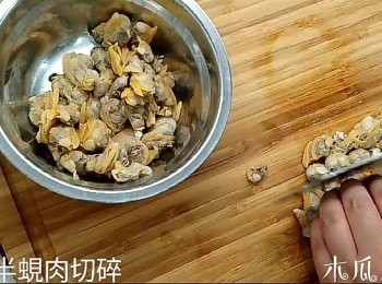 step1: 將已吐沙的蜆沖洗乾淨，用中火煮5分鐘至開殼；蜆起肉，蜆水隔渣備用，取一半的蜆肉，切碎