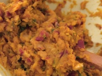 step2: 南瓜大火蒸熟刮南瓜蓉；茄子肉切粒；攪拌機放入茄子肉、紅腰豆攪成蓉，拌勻南瓜蓉，加入調味料拌勻，