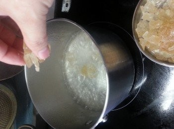 step1: 先用400ml水煮溶冰糖待涼備用