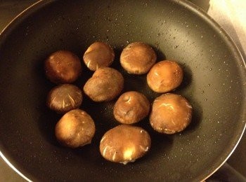 step5: 中火落油, 下冬菇(墨魚滑向下), 煎至墨魚滑金黃後反轉冬菇