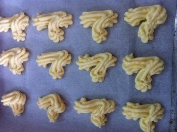 step4: 把麵糊裝入擠花袋，擠出自己喜歡的造型。