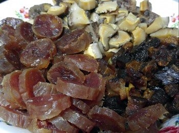 step1: 臘腸膶腸臘肉氽水切片切粒。。。菇浸軟去蒂切粒芥蘭莖切粒