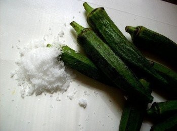 step1: 秋葵用鹽滾過去絨毛，洗淨前後硬蒂切除