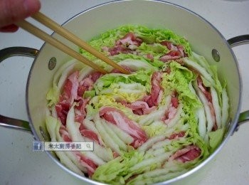 step2: 用筷子把豬肉片和蒜片插在菜中。