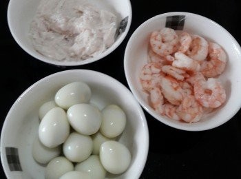 step2: 鵪鶉蛋燒賣:先加鹽用水將鵪鶉蛋烚好去殼，蝦去殼去腸汆一汆水，索乾水加胡椒粉鹽油醃味，再加些小已醃味的豬肉碎整型就得喇!墨魚膠蝦仁燒賣:現成墨魚膠已有味，自己可加胡椒粉，麻油，糖再調下味，整時面頭加蝦仁就可以了。