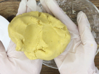 step4: 再加入少量清水攪拌均勻揉成團狀。