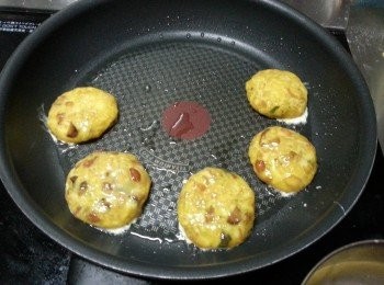 step23: 用慢火將餅兩邊煎香即可