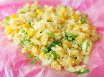 step8: 利用乾淨得棉布套上塑膠袋包覆，鋪上金沙炒飯