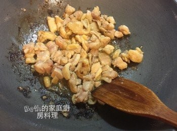 step2: 鍋子放入1大匙油中小火炒香雞丁至熟（變白色）後盛起