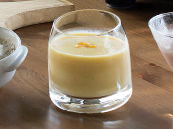 step3: <span class="group_3">香橙芒果乳酪</span>做法:<br>
1.橙放入Panasonic食物處理器內換上榨汁器榨汁。<br>
2.芒果去皮去核後，放入Panasonic食物處理器內以預設模式2 (切塊) 攪拌成果蓉。<br>
3.將橙汁、希臘乳酪及蜜糖放入食物處理器內拌勻即可。<br>
<br>
備註：希臘乳酪含有豐富蛋白質及鈣質，而且低糖及低卡路里，對BB更有益健康。　　　　　