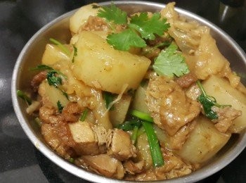 step9: 花膠麵根火腩燜蘿蔔

材料 :

白蘿蔔 770克 ( 切件用薑片, 少少糖隔水蒸 15 分鐘 )
麵根 160克 (切開一半)
乾花膠 330克 ( 隔晚浸泡 , 用薑片黃酒 , 鹽出水備用 )
火腩 250克
蔥段 少許
芫茜 少許
乾蔥 (切碎) 少許
蒜頭 (切碎) 少許
薑片 2-4片
雞粉 1'1/2茶匙
糖 2茶匙
鹽 少許
黃酒 2湯匙
黑椒 少許
胡椒粉 少許
老抽 少許
麻油 少許
生粉 少許

做法 :

將白蘿蔔去皮後切件 , 用薑片少少糖隔水蒸 15 分鐘備用 , 花膠浸泡須時,