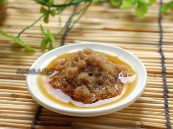 step11: 純黑麻油：
黑麻油具有補中益氣、茲養五臟的功效，大量的不飽和脂肪酸可去除膽固醇，豐富的前列腺素還能抗衰老。和老薑炒熱後，有去寒保暖、加強新陳代謝、活化內臟、預防子宮動脈硬化阻塞之功效。
生薑：
據本草綱目記載：「薑」具有很強的溫暖效果，能刺激血液循環，活血化淤、安定消化系統、消除脹氣及消化不良，亦有治療感冒及發冷等功能。屬於夏季蔬菜的一種，同時也是烹調技術上不可缺少之調味料。