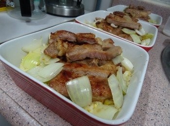 step10: 組合：將炒飯放再焗盤內， 放上豬扒， 及其他配料（洋蔥要先炒至半熟）
