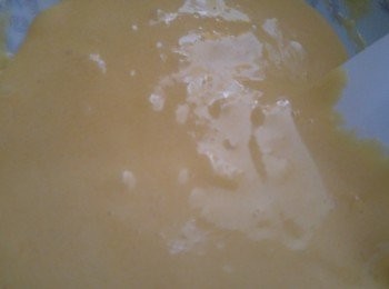 step2: 將蛋黃略打分三次加糖(蛋黃)打成蛋黃cream,再加巳過篩的低筋麵粉輕力攪勻。