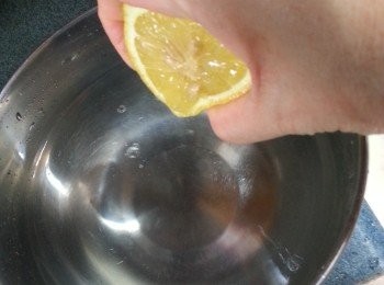 step1: 先將半個檸檬渣出汁於一碗食用開水中備用