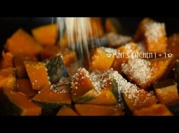 step3: 接著起油鍋，將南瓜下鍋後加入糖、味醂與醬油拌炒。